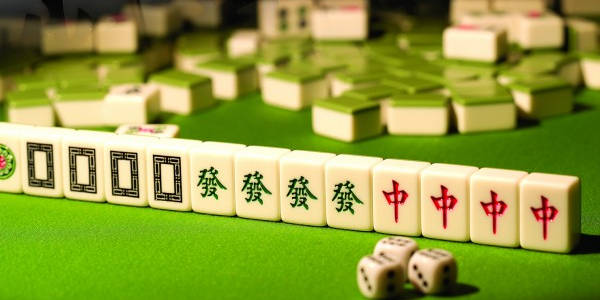年属鸡的人今天下午打麻将坐哪一方？