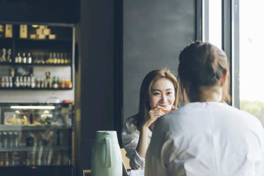 修行佛教的人面部特征的变化。 他们练习得越多，他们的外表就变得越差。