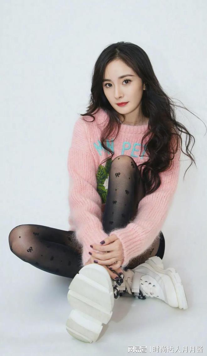 杨幂确实是丝袜模特。 她穿着不同颜色的丝袜搭配不同的衣服，尽显女神气质！