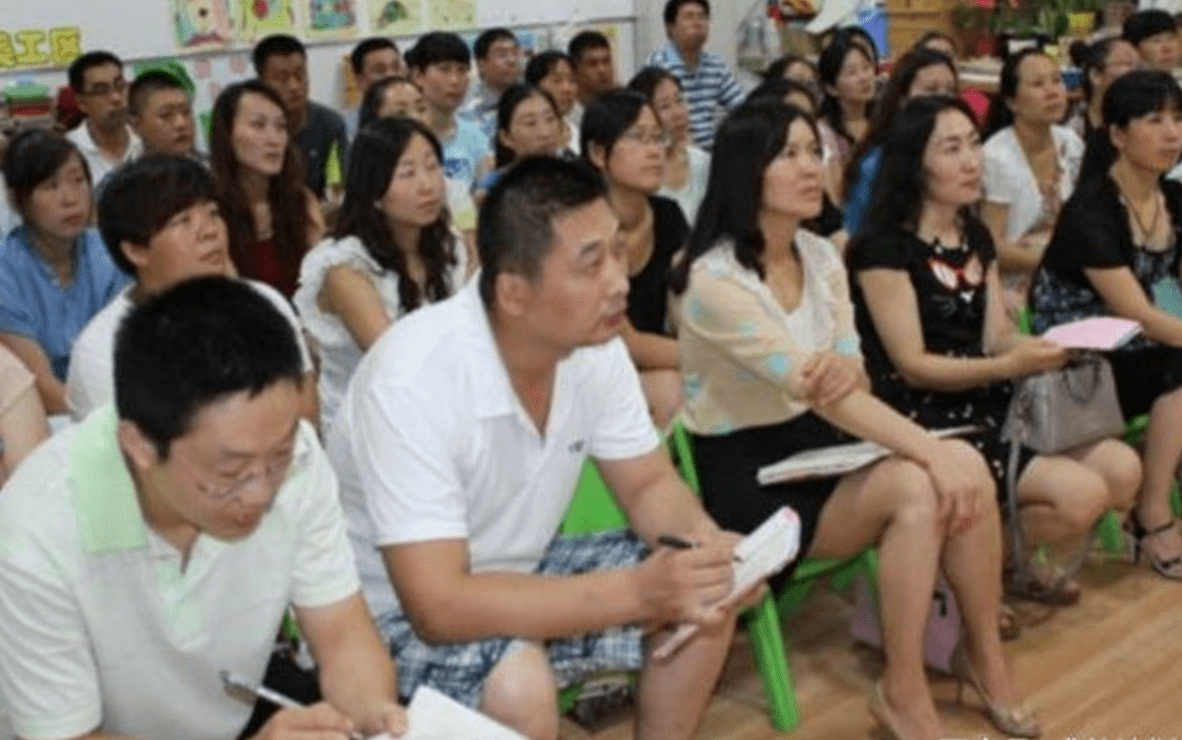 给孩子开家长会时，家长的三种着装会让孩子抬不起头来。 别当真。