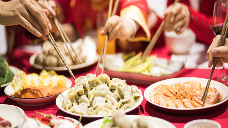 我梦见很多人在吃饭_预兆吃饭梦见很多人是怎么回事_梦见很多人吃饭是什么预兆
