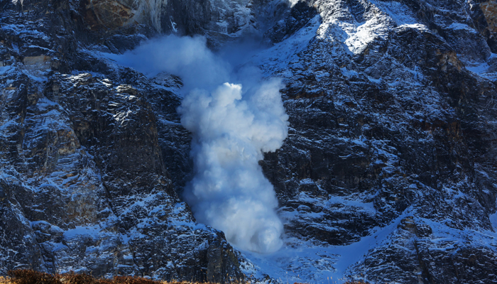 梦见逃离雪崩_逃脱雪崩梦见成功了_梦见雪崩成功逃脱
