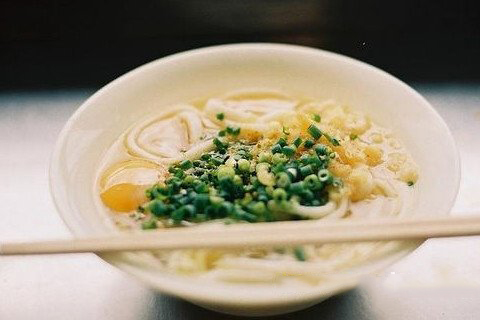面条梦见吃请客吃饭_梦见别人请吃面条_梦见你吃面条