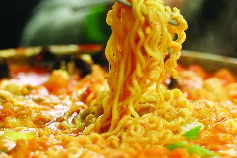 孟见吃面条_梦见别人请吃面条_面条梦见吃请客吃饭