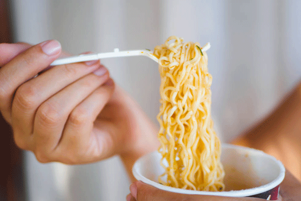 梦见别人请吃面条_孟见吃面条_面条梦见吃请客吃饭