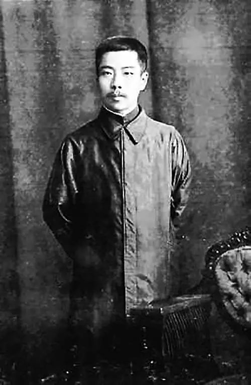 看女生穿衣体现一个人品味_穿衣服女人看着好看吗_看女人穿衣服
